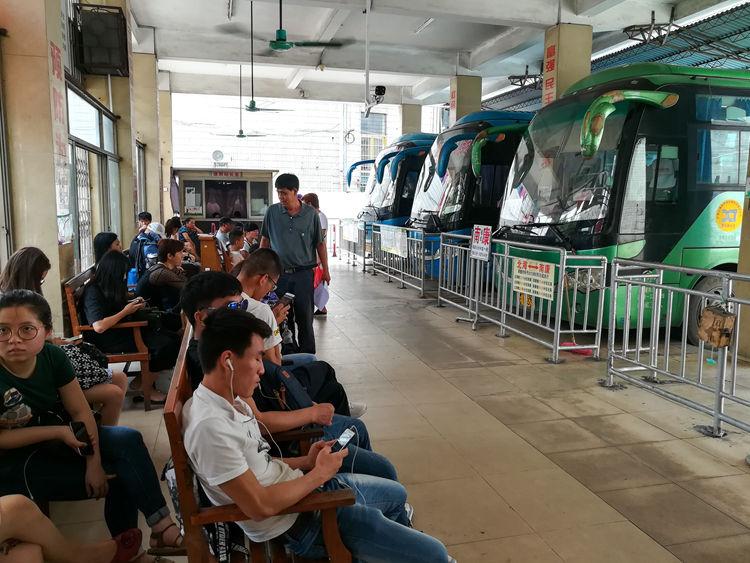 国庆最后一天的北海车站,火车站挤死人,汽车站空寥寥