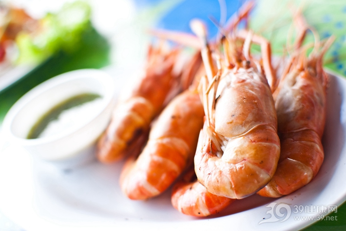 挑虾线虾头的简单正确方法,怎样去虾线和虾头的脏东西
