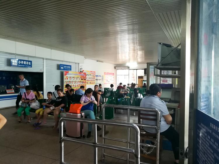 国庆最后一天的北海车站,火车站挤死人,汽车站空寥寥