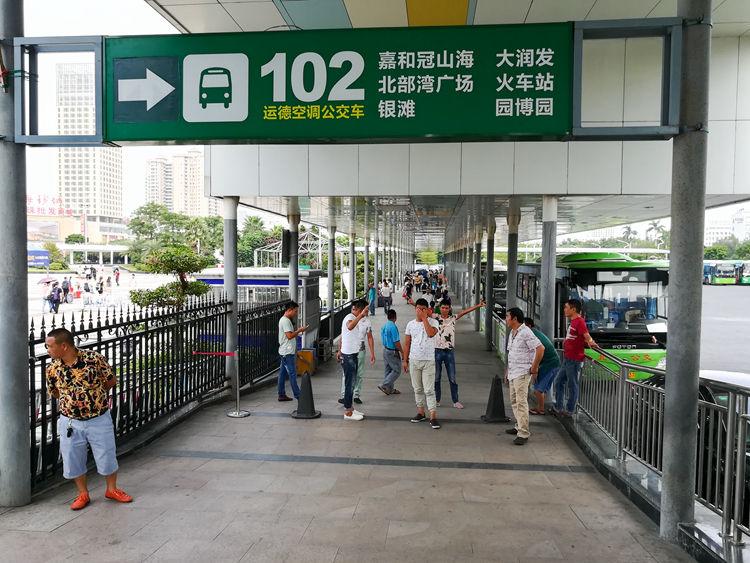 国庆最后一天的北海车站,火车站挤死人,汽车站空寥寥