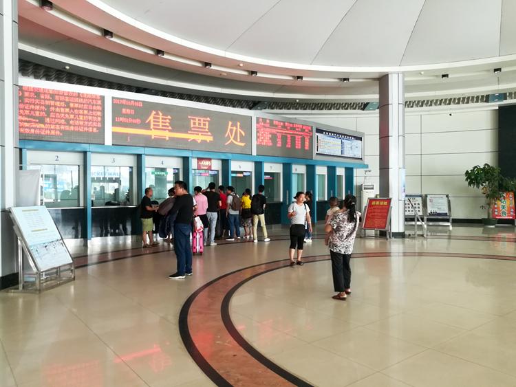 国庆最后一天的北海车站,火车站挤死人,汽车站空寥寥