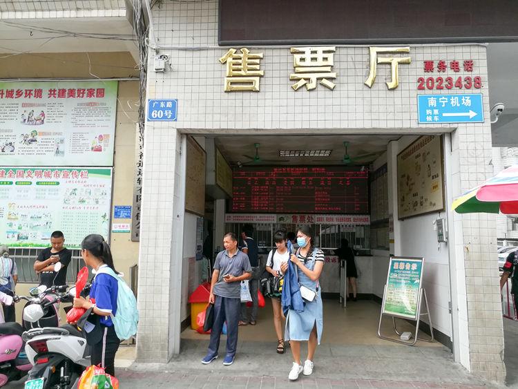 国庆最后一天的北海车站,火车站挤死人,汽车站空寥寥