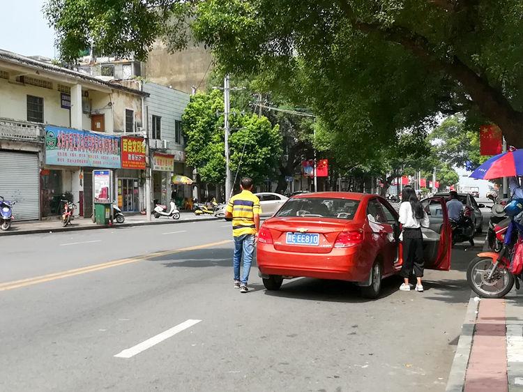 国庆最后一天的北海车站,火车站挤死人,汽车站空寥寥