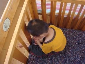 1岁半宝宝爱撞头玩,一岁宝宝爱自己撞头