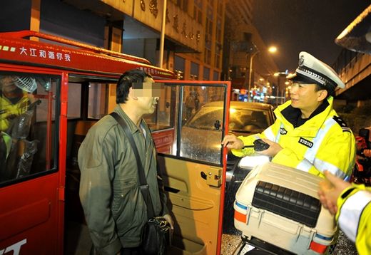 柳州运管查非法营运,柳州严查电动三轮车