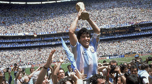 切格瓦拉旗帜在球场飘扬,球场上的切格瓦拉