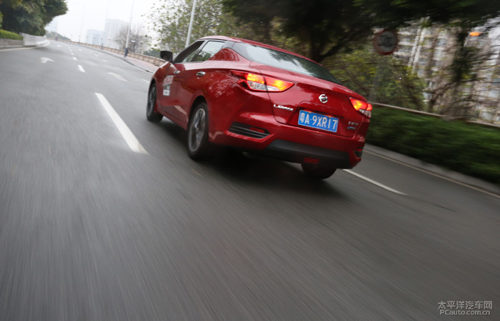 外观和实用方面也各有特色,蓝鸟外观漂亮