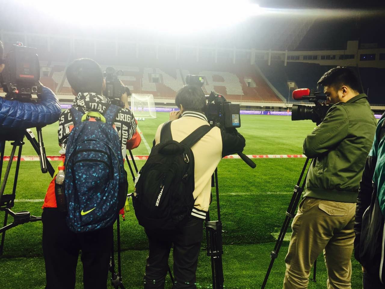 国足启程赴多哈开启12强赛,国足备战世预赛训练视频