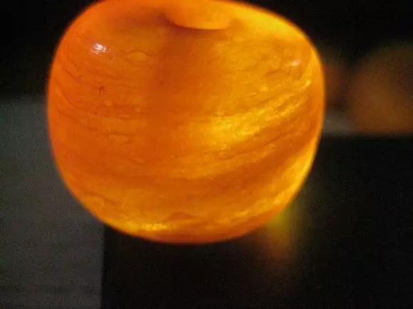 二代蜜蜡打紫光灯啥颜色,蜜蜡原石二代是什么意思