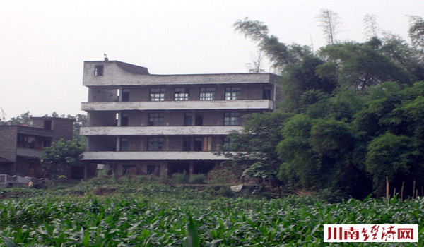 波翻浪涌,长江第一坝旅行