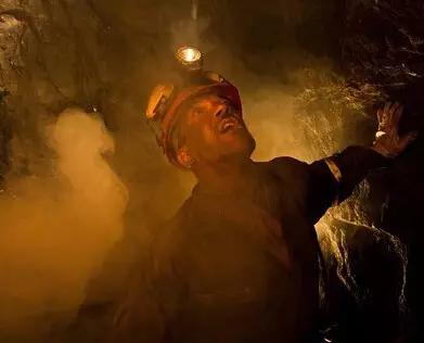 33名矿工被困地心69天后全部生还,地心营救真实事件埋在地下两个月