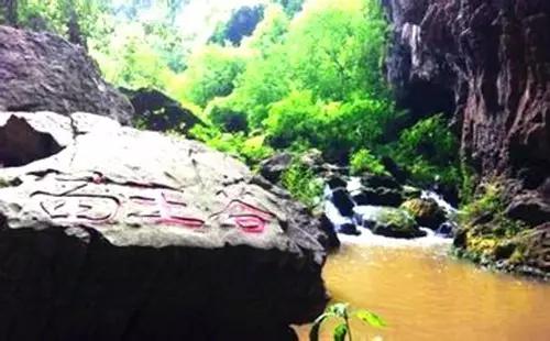 离石林不到20公里的地方,隐藏着昆明人没发现的苗王寨