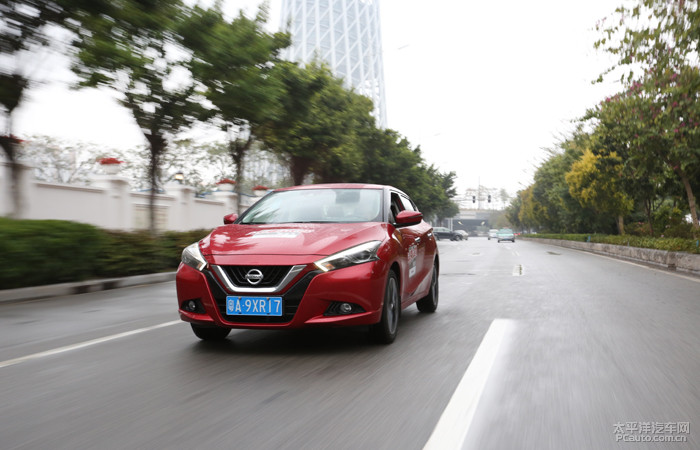 外观和实用方面也各有特色,蓝鸟外观漂亮