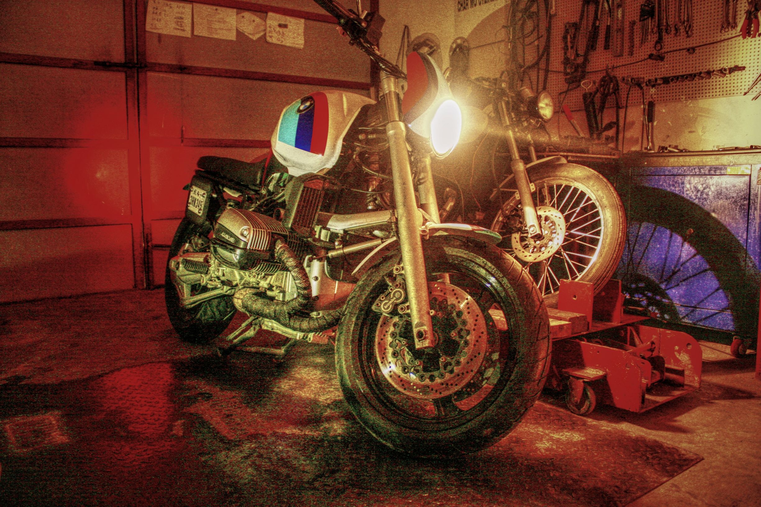 独特设计复古摩托车,中国小伙手工打造摩托车