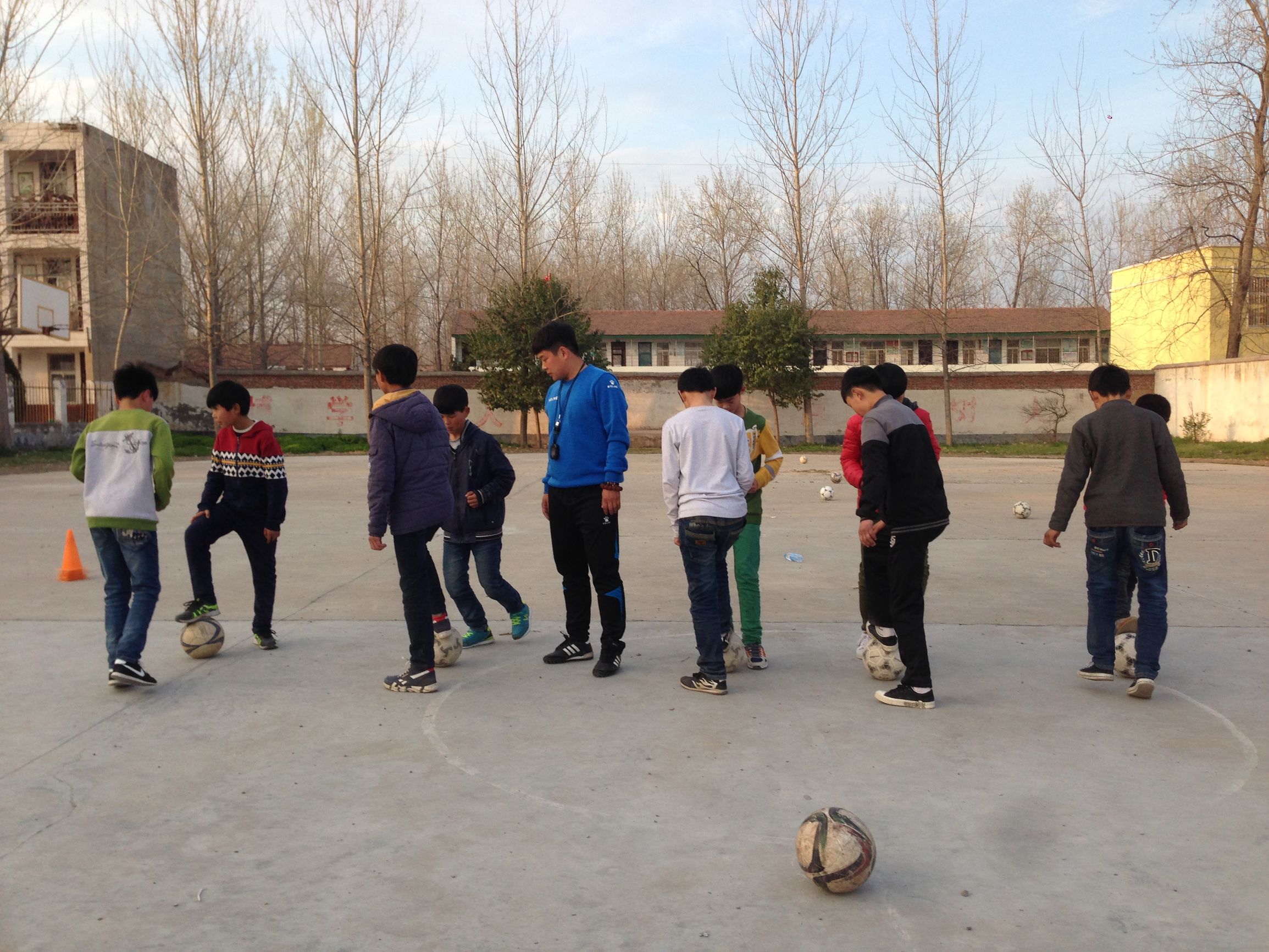 给孩子足够的锻炼才是最好的教育,传授技能给孩子