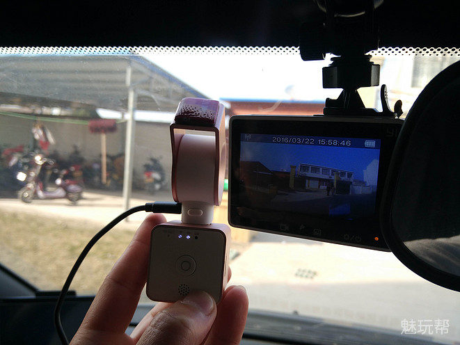 你驾驶，她帮你看风景