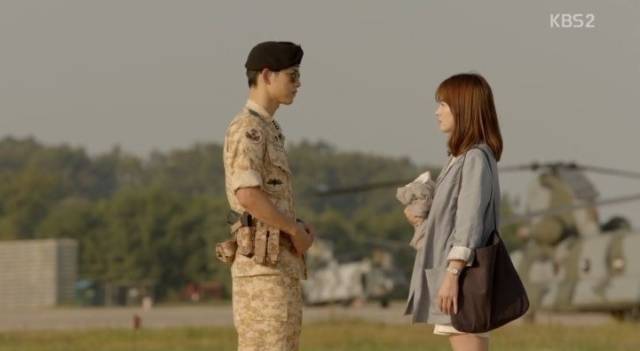 韩剧同款首饰,宋仲基片场被拍与宋慧乔同款卫衣