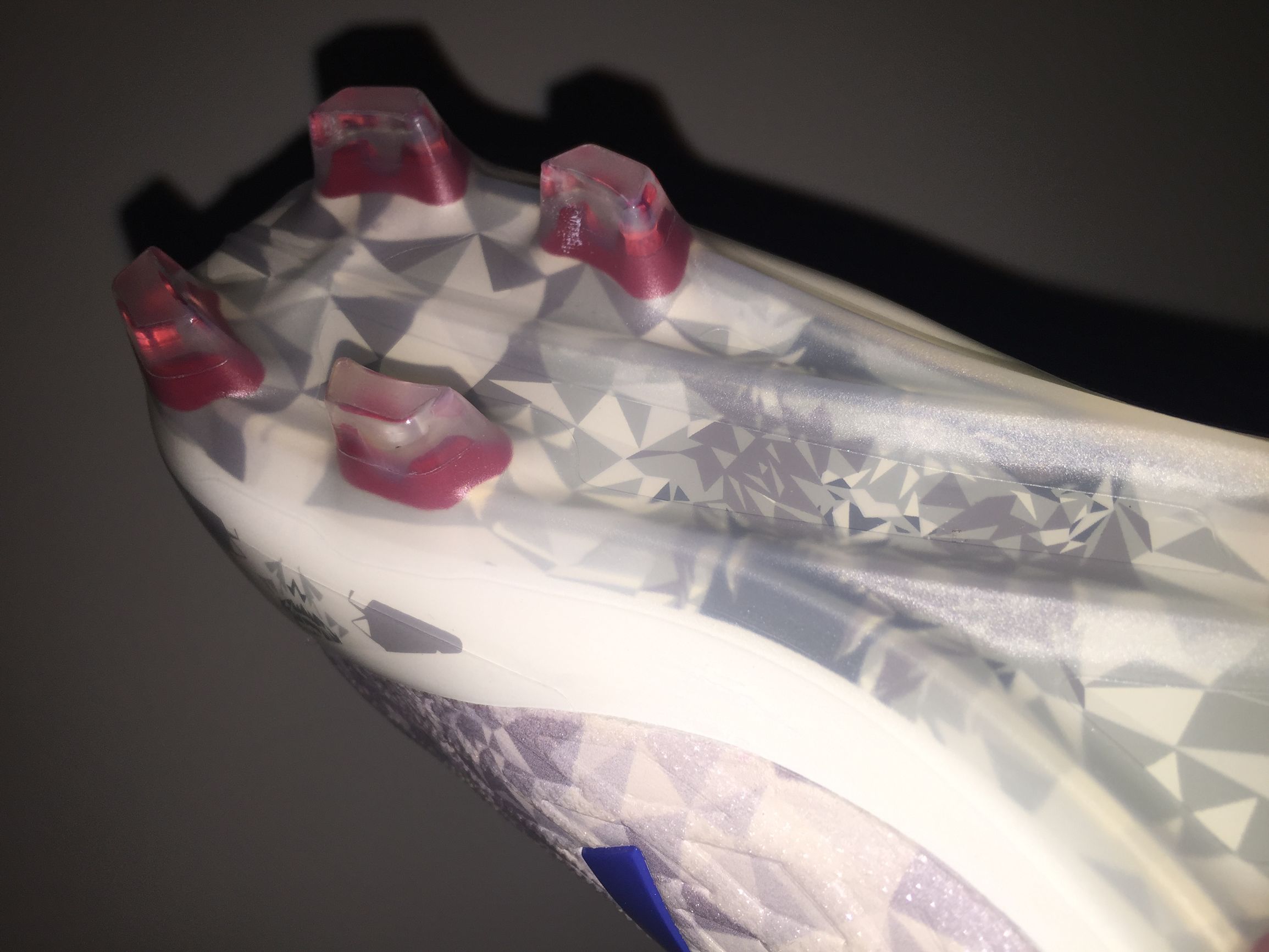 山寨足球鞋,安踏雄狮足球鞋郑智