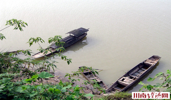 波翻浪涌,长江第一坝旅行