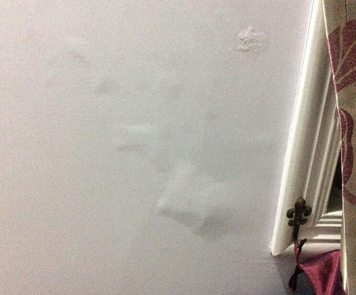 入住以后墙顶乳胶漆开裂怎么处理,用了除霉剂墙面开裂起泡怎么办