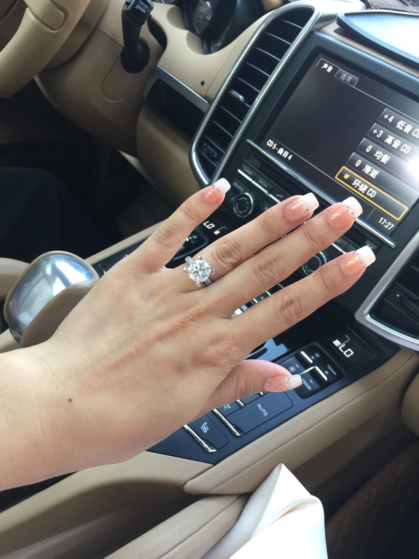 女人天生会败家，看豪门媳妇败金百万南非购超大钻戒，超级嫉妒！