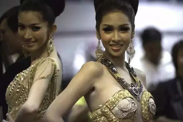 揭秘:真实的泰国人妖,昙花一现的美丽