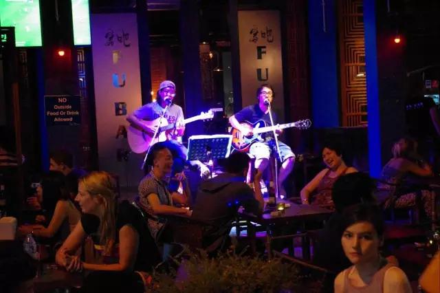 揭秘:真实的泰国人妖,昙花一现的美丽