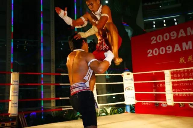 揭秘:真实的泰国人妖,昙花一现的美丽