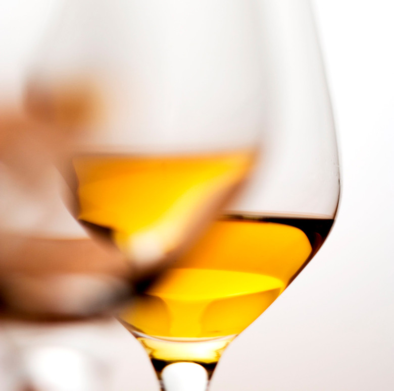 白葡萄酒是白色的吗能喝吗,白葡萄酒是白色吗