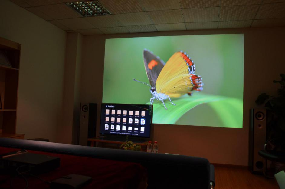 客厅放电视好还是放投影好,客厅电视投影一体