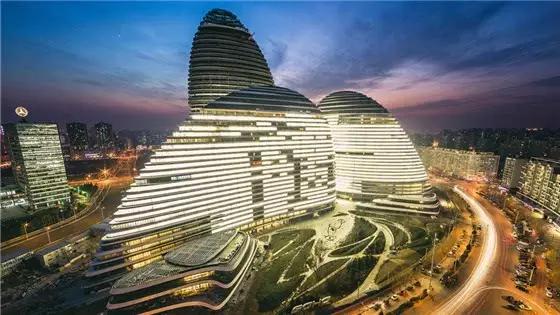 身处边缘,她以无与伦比的才华勤奋个性,勇敢地活出了自己