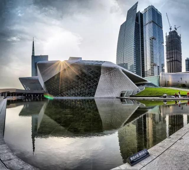 身处边缘,她以无与伦比的才华勤奋个性,勇敢地活出了自己