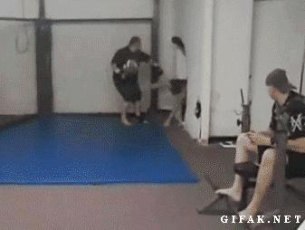 爆逗糗段,哎,那个菇娘,你踩我们的电磁炉干什么?