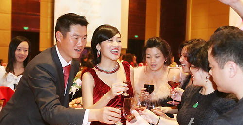 中国男足最强前锋进曼联青训营,他17岁