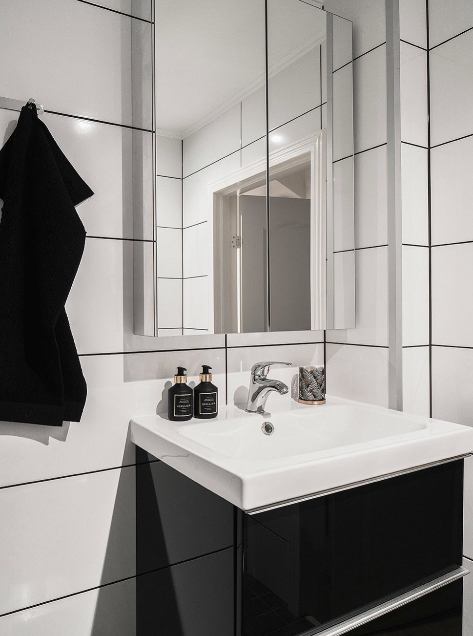 卫生间浴室柜太脏?老婆只用了一张纸,立马干干净净!