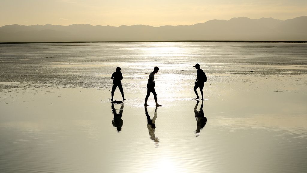 飞船到光速时间就静止了吗,光速飞船内的时间是静止的吗
