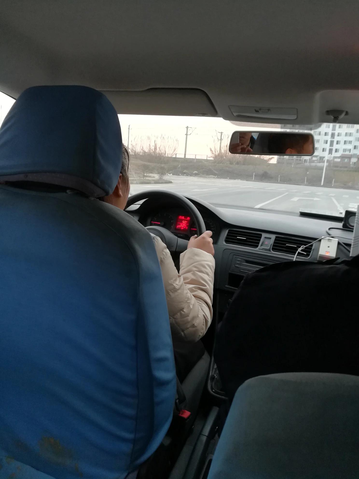 新手开车怎样避免蹭到车头,怎样避免右车头蹭车