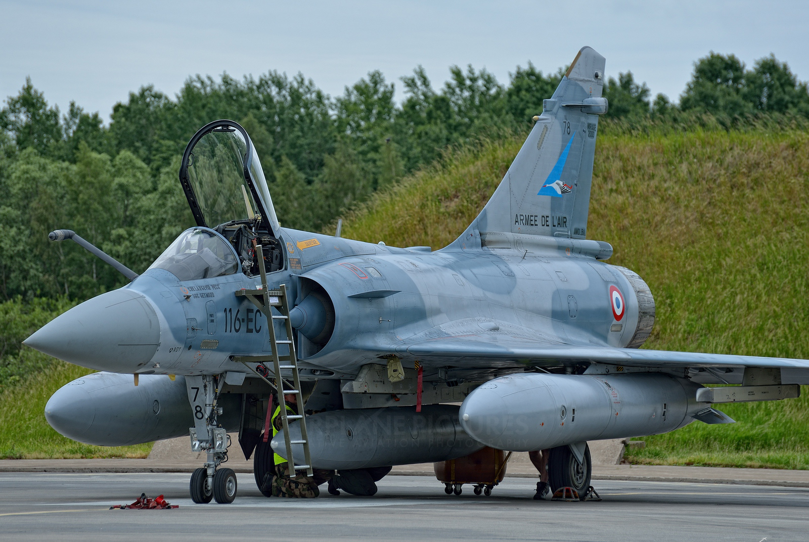 我国战机为什么都用减速伞,为什么中国战机有减速伞