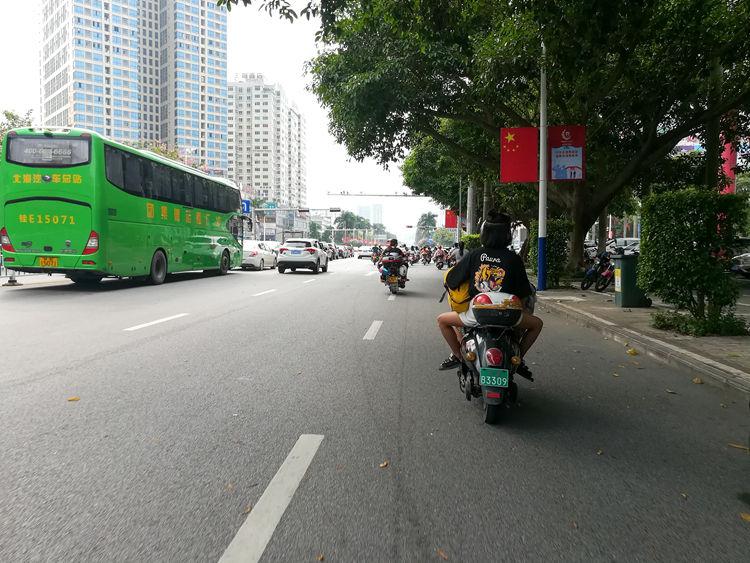 国庆最后一天的北海车站,火车站挤死人,汽车站空寥寥
