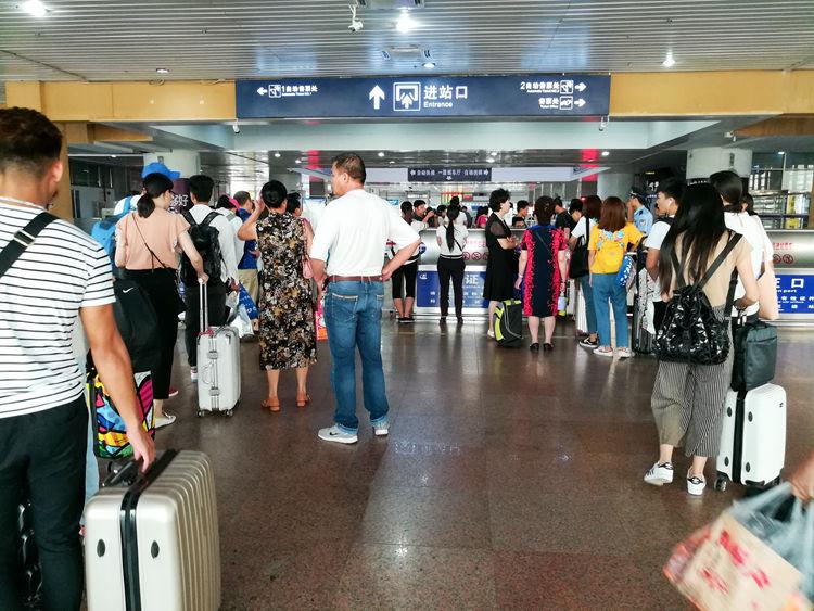 国庆最后一天的北海车站,火车站挤死人,汽车站空寥寥