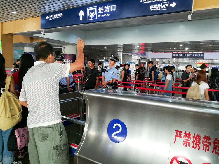 国庆最后一天的北海车站,火车站挤死人,汽车站空寥寥