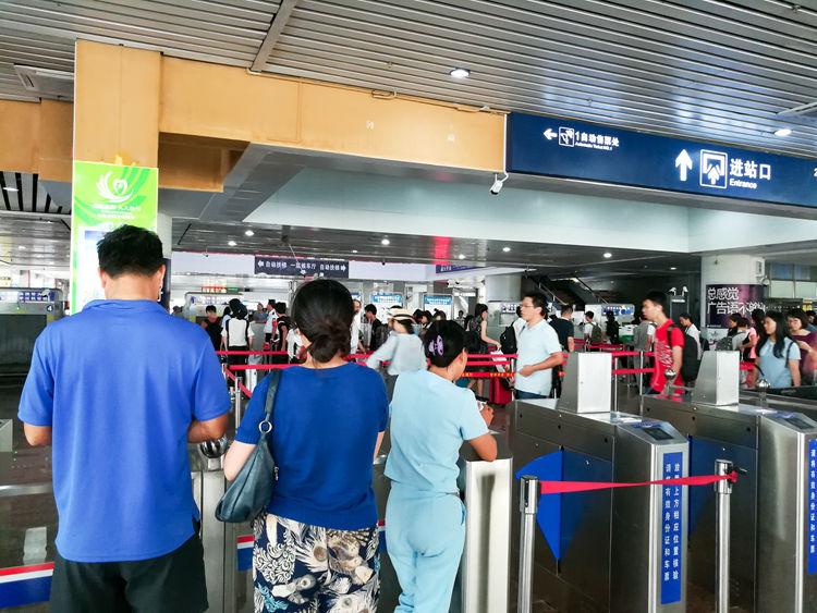 国庆最后一天的北海车站,火车站挤死人,汽车站空寥寥