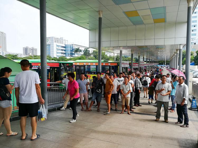 国庆最后一天的北海车站,火车站挤死人,汽车站空寥寥