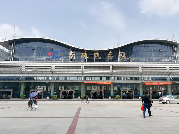 国庆最后一天的北海车站,火车站挤死人,汽车站空寥寥