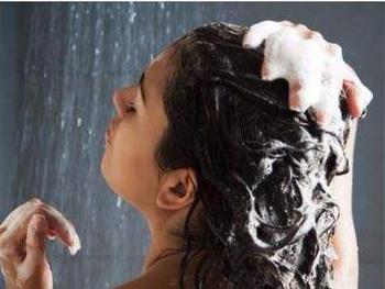 头皮屑满天飞吃什么能缓解,头皮屑像雪花满天飞