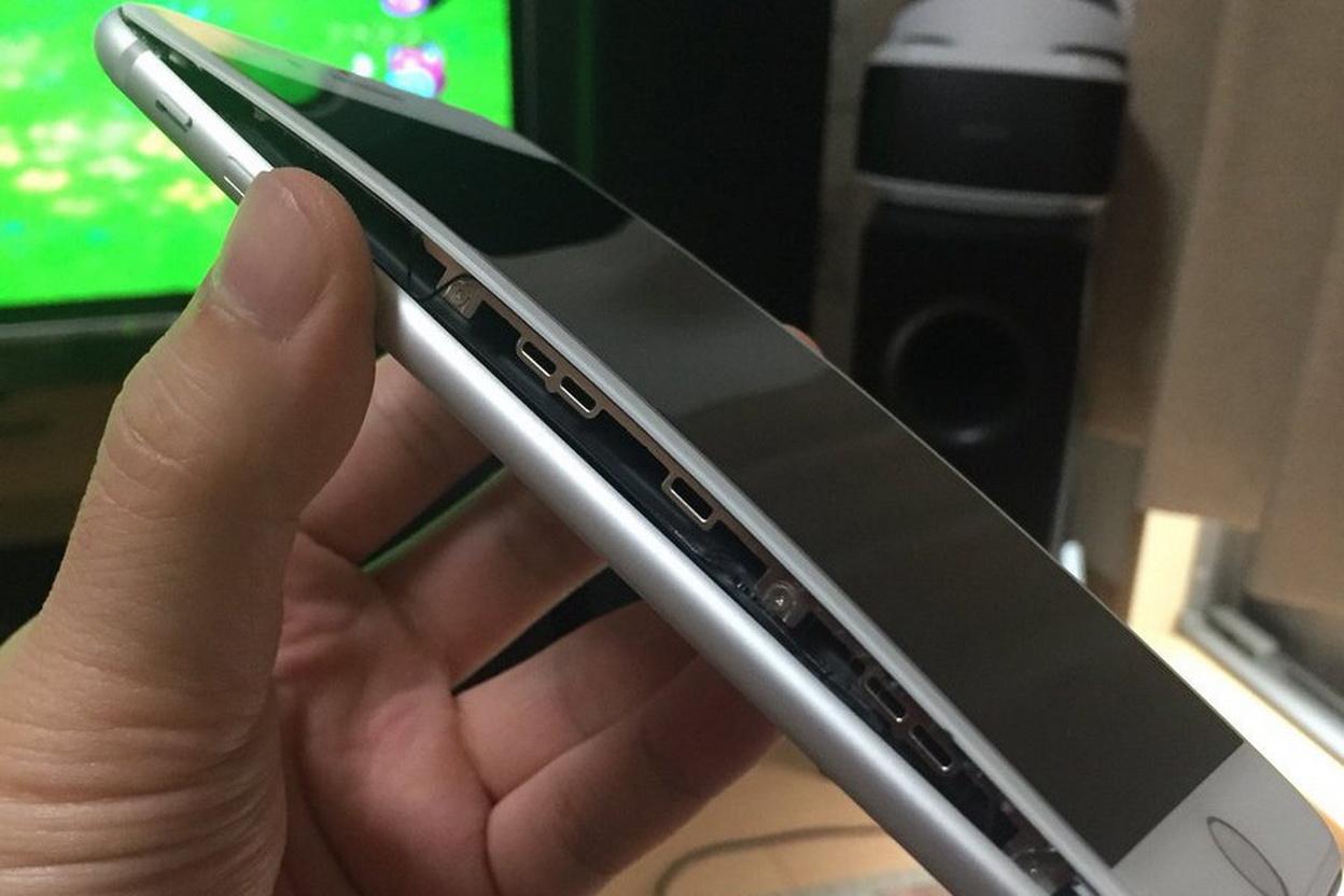 丧心病狂！iPhone8购机当晚屏幕松动，苹果售后不退不换不修……