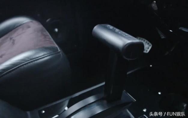 价值2000万防爆防弹的全球限量版豪车内饰,还可以玩ps3游戏