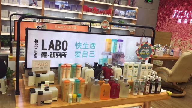 「FLACOO芙兰珂」初秋最chic眼影组合，唐嫣和baby亲自示范！