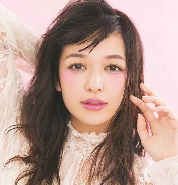 化妆小白怎么选择彩妆呢,适合化妆小白的妆容