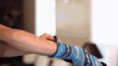 一双破鞋穿着磨脚还不如扔了,一双破了的袜子可以做什么